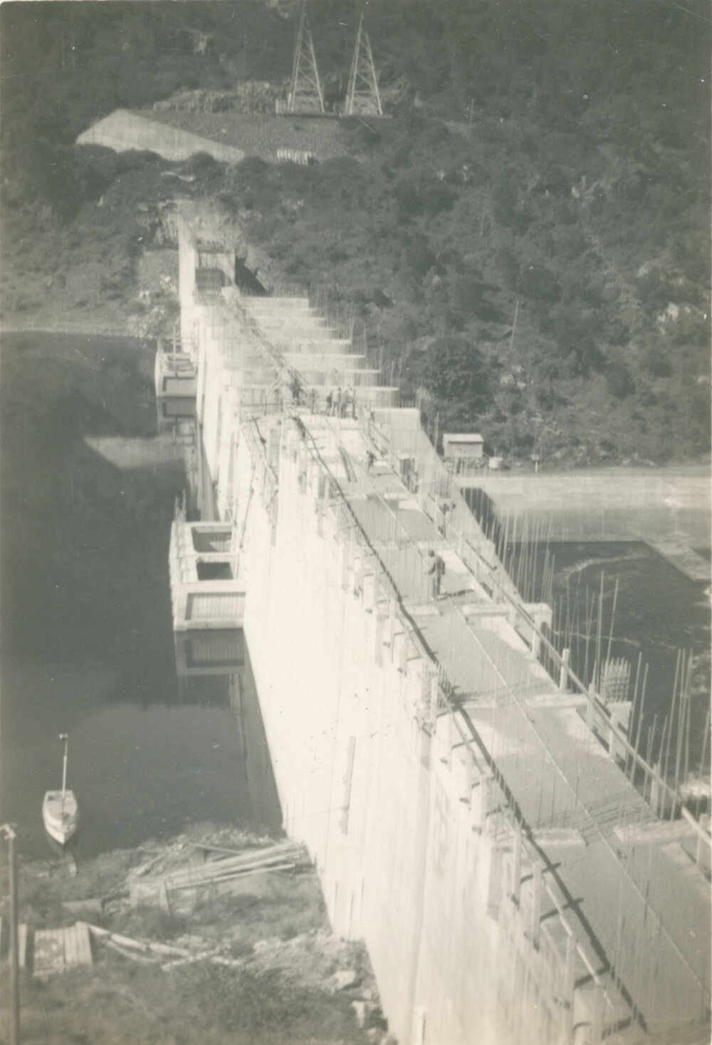 Top of the dam wall before the platform