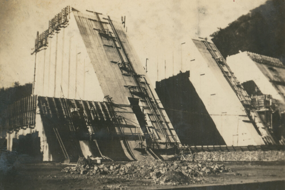 A view of the Somerset Dam wall monoliths under construction
