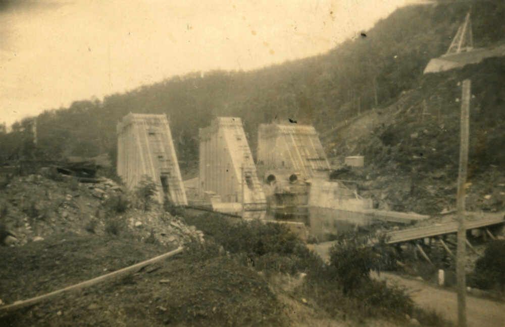 A view of the Somerset Dam monoliths