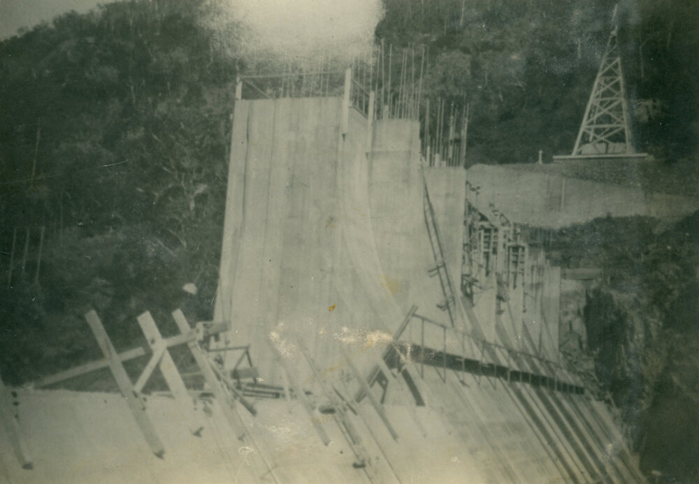 Construction of the top sections of Somerset Dam wall