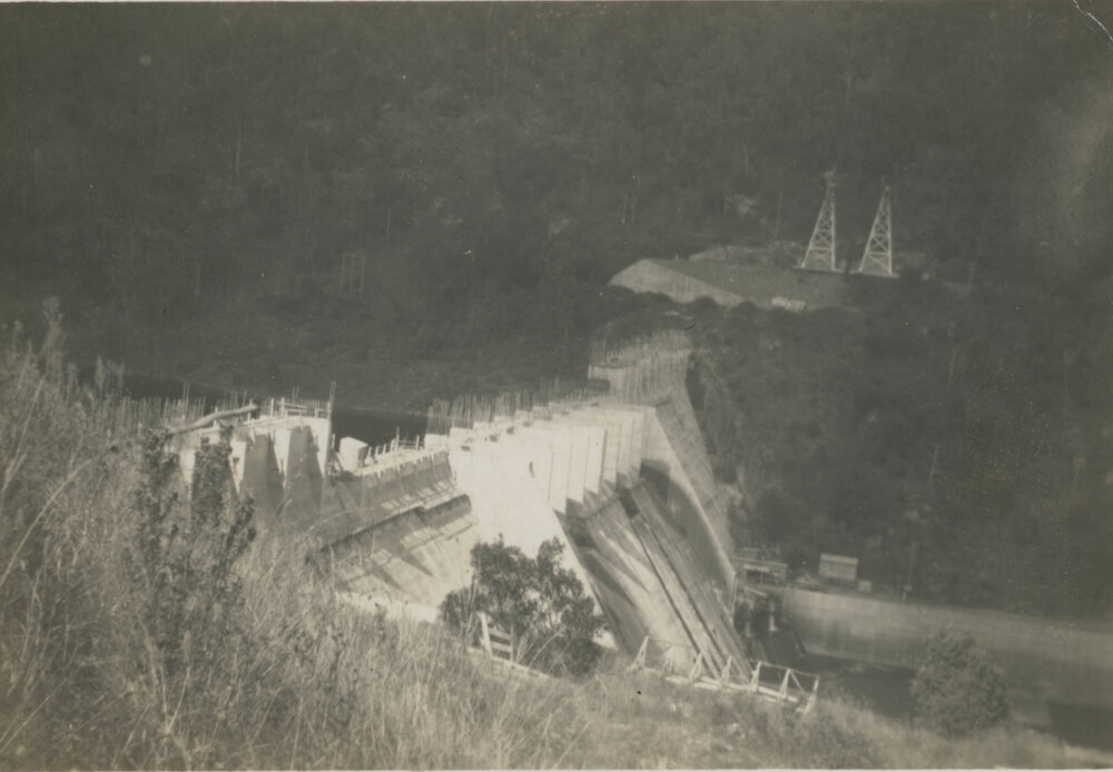 Top sections of Somerset Dam wall under construction