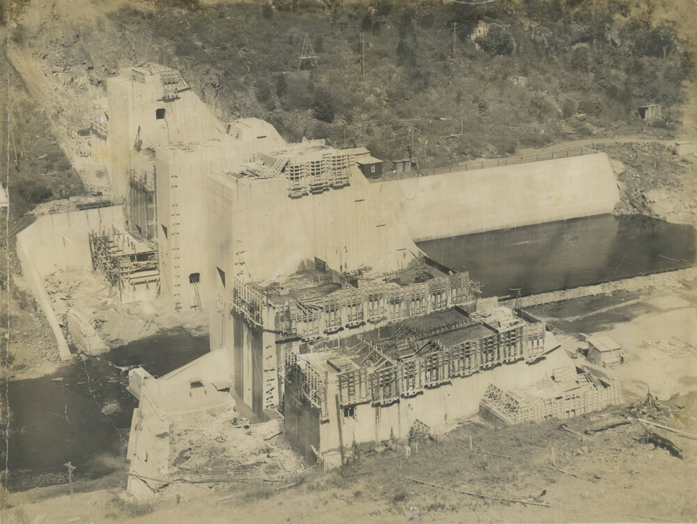 Early construction of Somerset Dam 