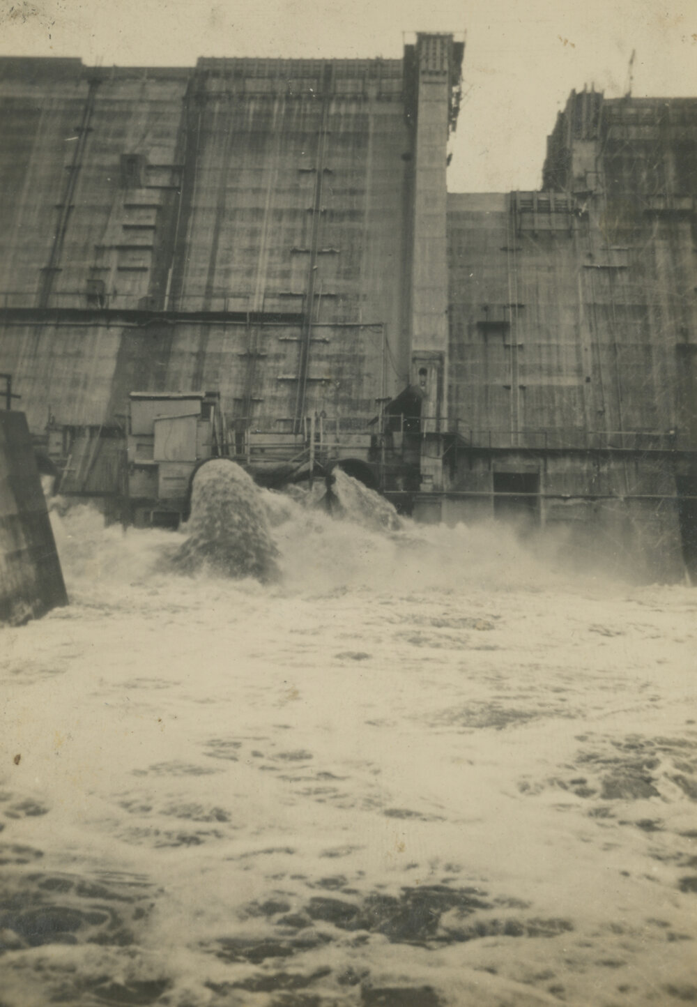 Somerset Dam, flooding during construction