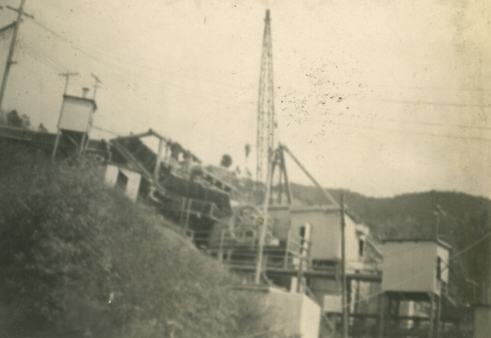 Metal crusher, Somerset Dam construction