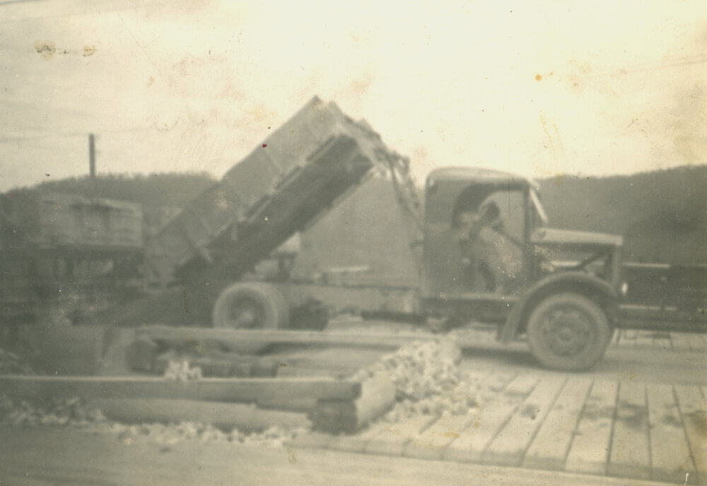 Stone crushers, Somerset Dam construction