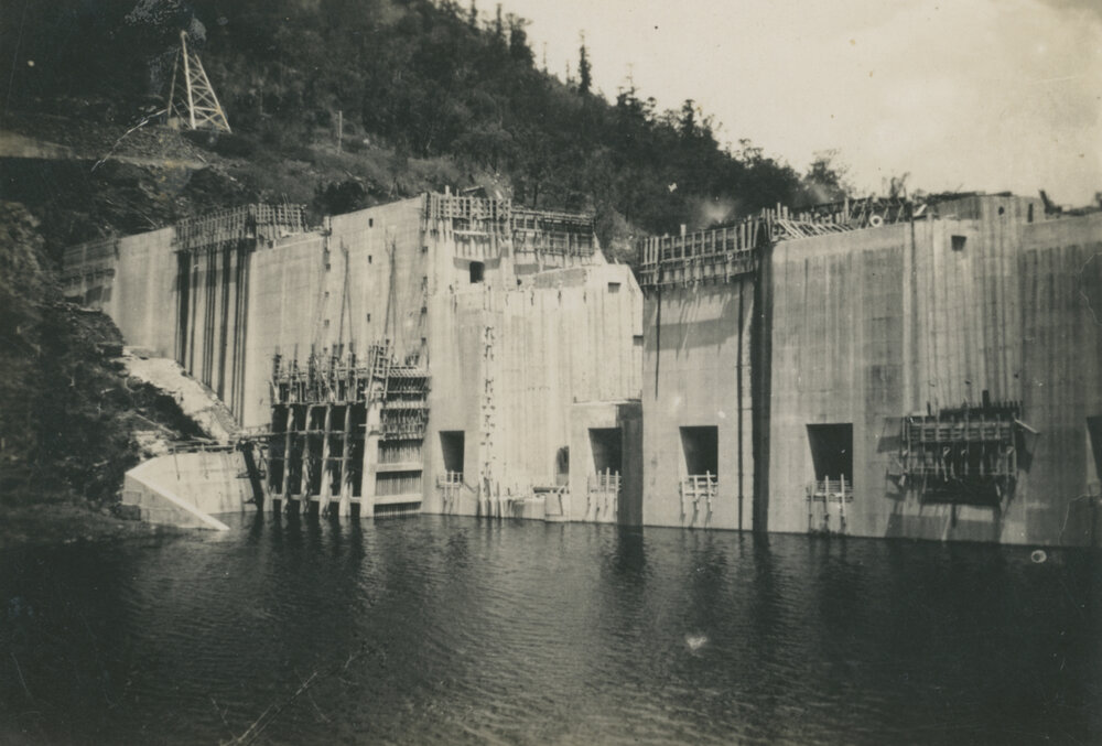 Somerset Dam wall under construction