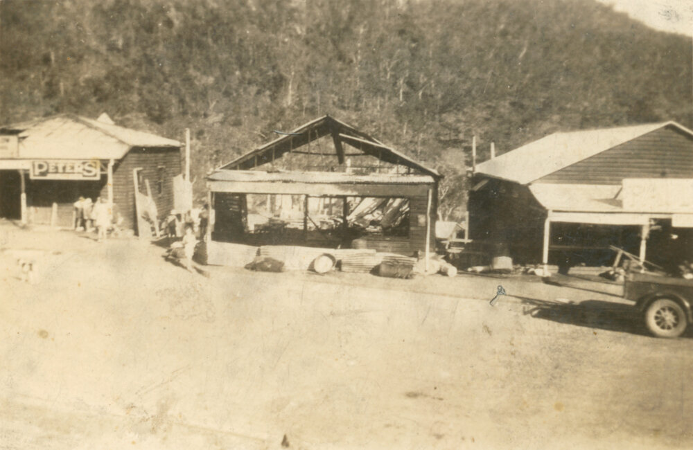 First buildings in the township of Somerset Dam