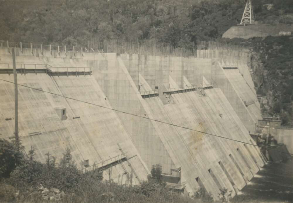 Somerset dam wall under construction