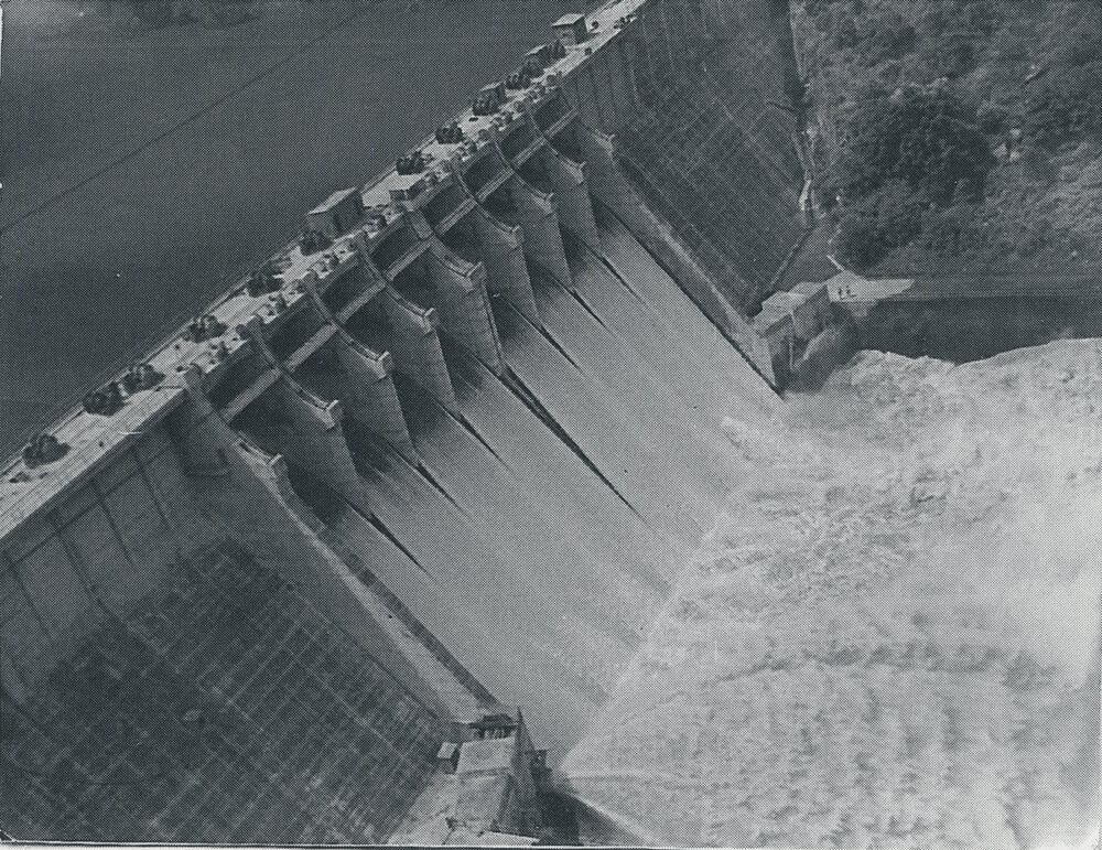 An aerial view of the Somerset Dam wall 