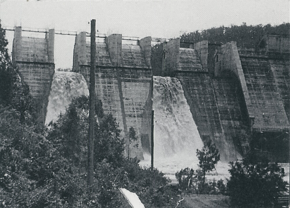 Water pouring over the overflow sections of the uncompleted Somerset Dam