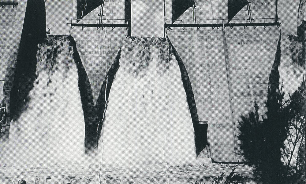 Water pouring over the overflow sections of the uncompleted Somerset Dam wall 