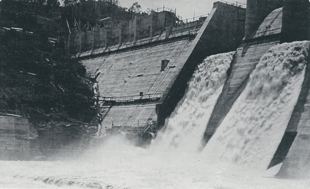Water pouring through the overflow sections of the Somerset Dam wall 