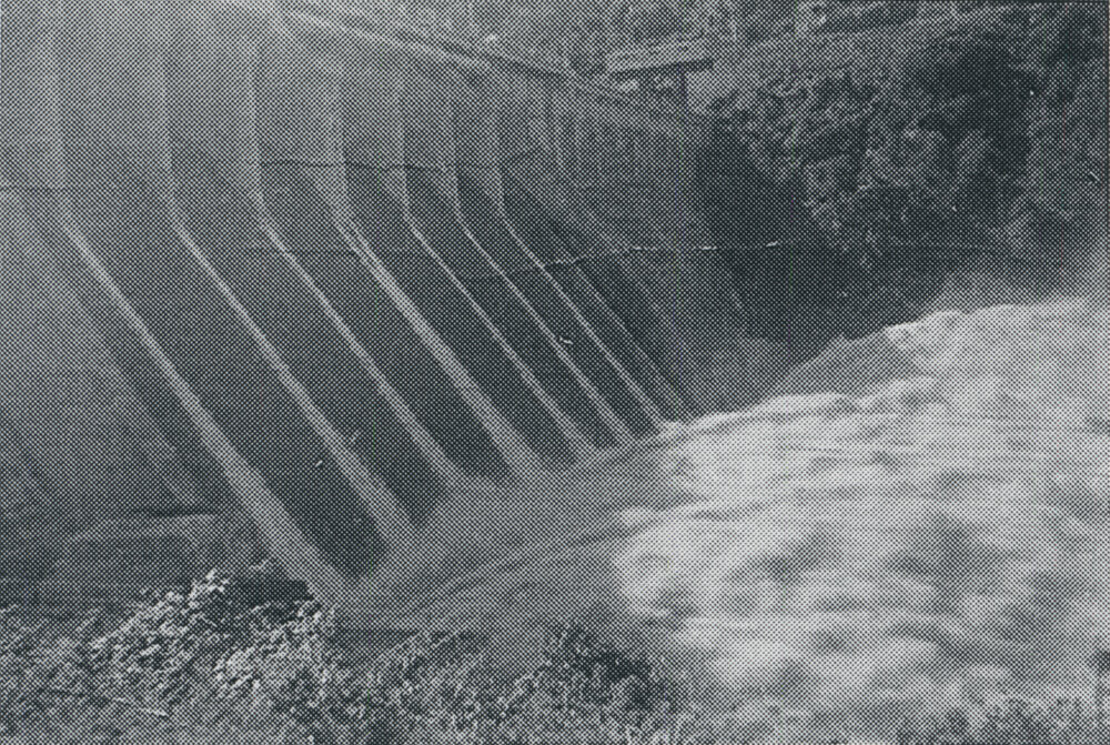 Water pouring through the overflow sections of the Somerset Dam wall 