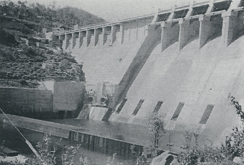 A section of the nearly completed Somerset Dam wall 