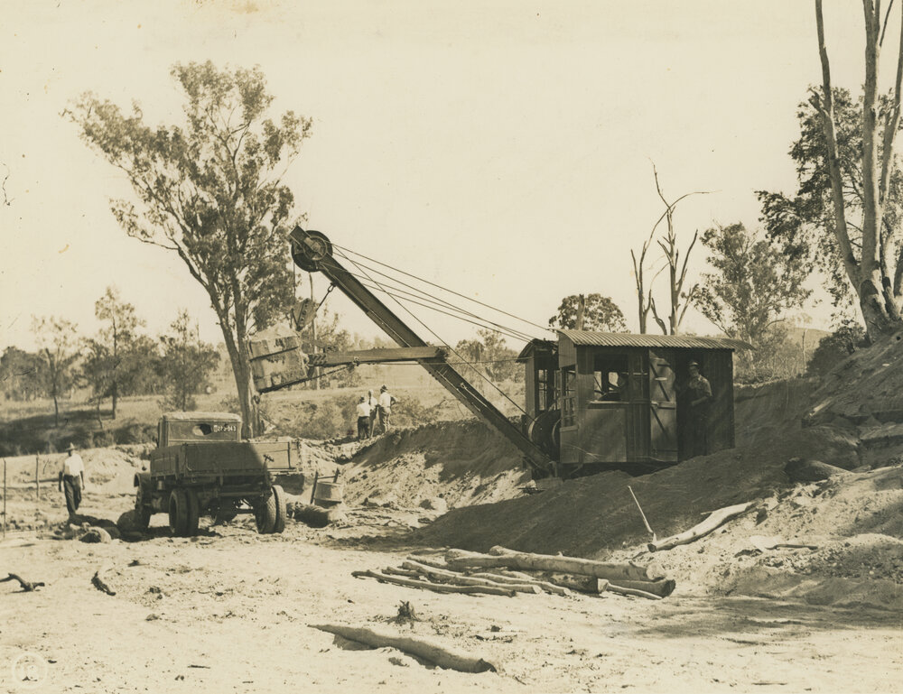 5/8 Priestman shovel loading sand in Sandpit B to be used in the construction of Somerset Dam : photographed on 8/4/1937
