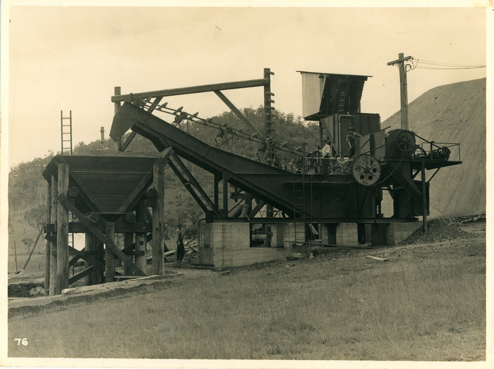 Conveyor belt and loading bin