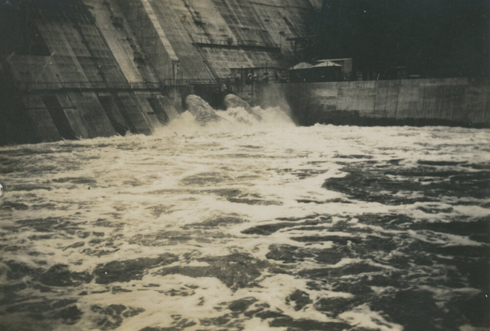 Dam wall dissipator in flood