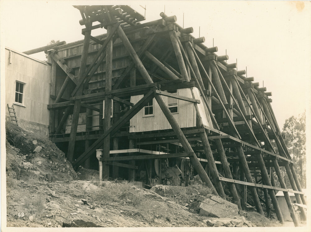 Crusher plant at the Somerset Dam construction site
