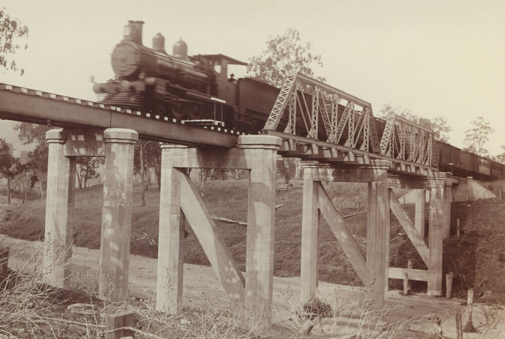 Train on the Harlin Bridge
