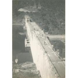 Top of the dam wall before the platform