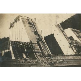 A view of the Somerset Dam wall monoliths under construction