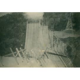 Construction of the top sections of Somerset Dam wall