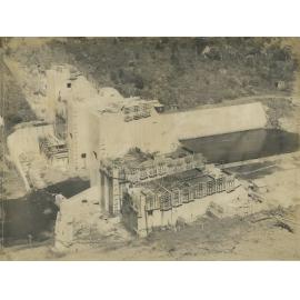 Early construction of Somerset Dam 