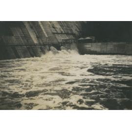 Dam wall dissipator in flood