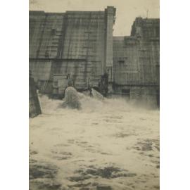 Somerset Dam, flooding during construction