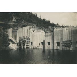 Somerset Dam wall under construction