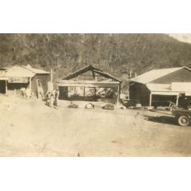 First buildings in the township of Somerset Dam