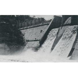 Water pouring through the overflow sections of the Somerset Dam wall 