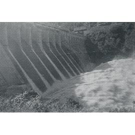 Water pouring through the overflow sections of the Somerset Dam wall 