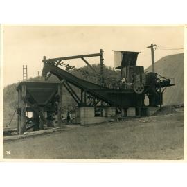 Conveyor belt and loading bin